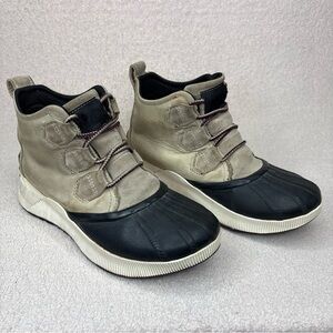 Sorel Out N About III Classic Waterproof Boots Women’s 7 Gray Suede/Black Rubber